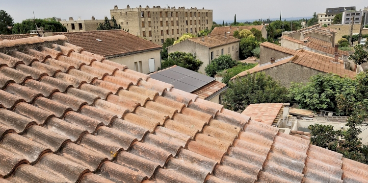 Suppression de deux souches de cheminée sur une maison individuelle à étage